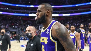 LeBron James musiał opuścić plac gry w trakcie starcia Lakers z Pistons