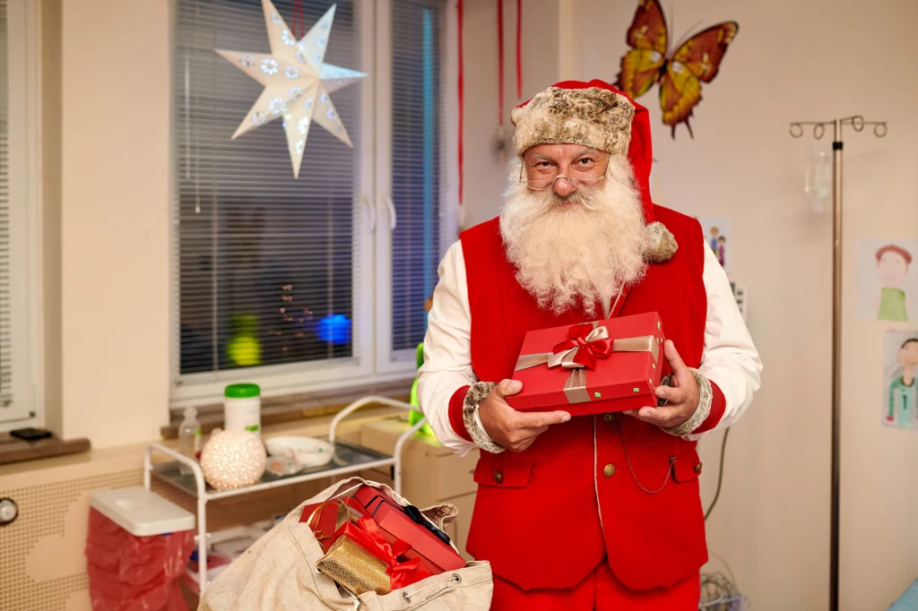 Piotr Gąsowski wcielający się w Świętego Mikołaja 