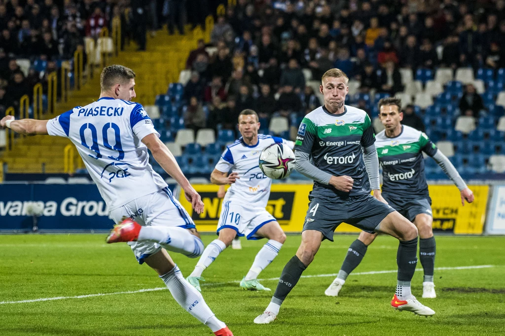 Napastnik Stali Mielec, Fabian Piasecki w meczu z Lechią Gdańsk Napastnik Stali Mielec, Fabian Piasecki w meczu z Lechią Gdańsk