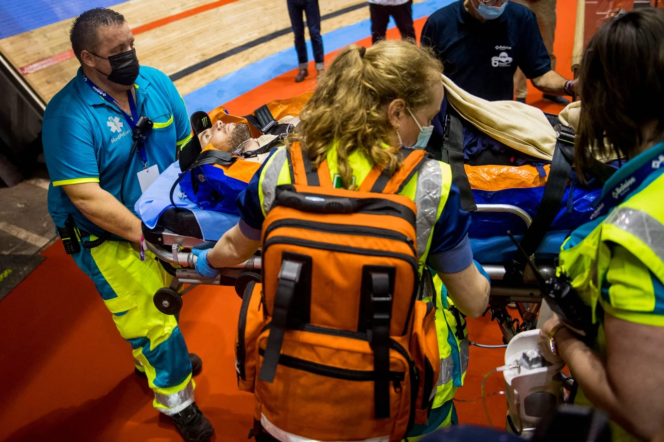 Mark Cavendish na noszach Mark Cavendish na noszach