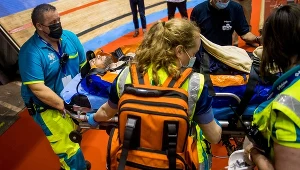 Mark Cavendish na noszach