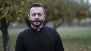 Przemysław Cypryański na planie serialu "Święty"