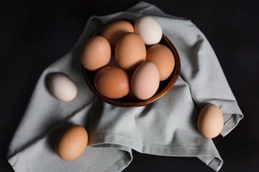 Jajka z Biedronki zawierają szkodliwą substancję. Na jakie partie trzeba uważać?