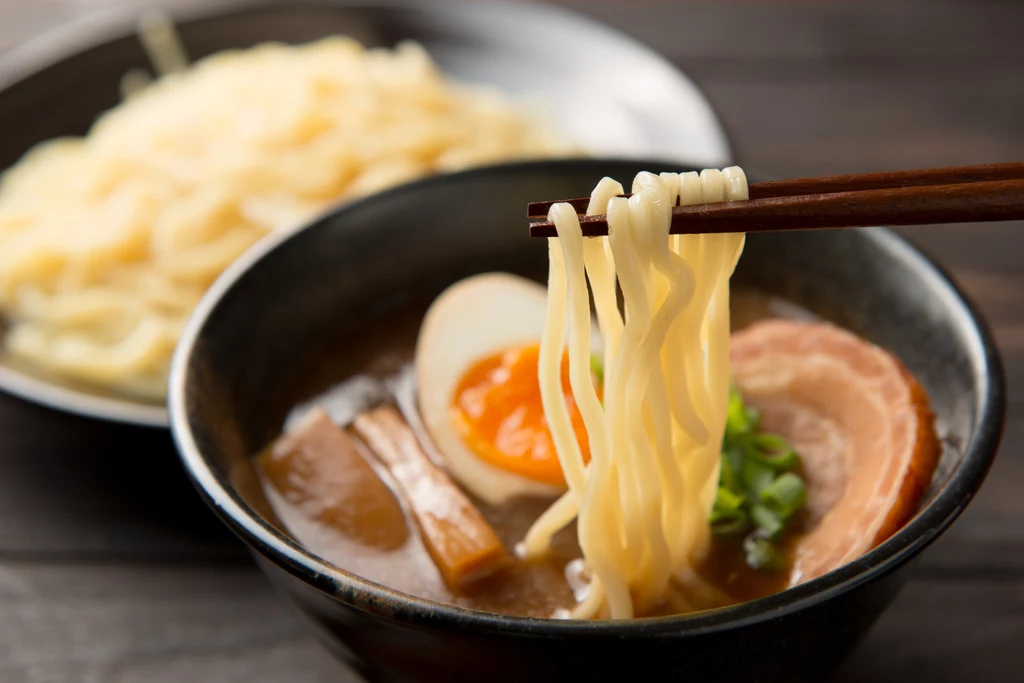 Makaron ramen znaleźć można w sklepach z azjatycką żywnością