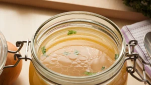 Rosół kolagenowy nazywany jest często "płynnym złotem"