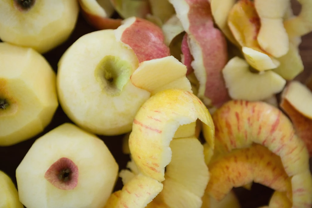 Ze skórki jabłka można przygotować zdrowy zamiennik przekąsek ze sklepu