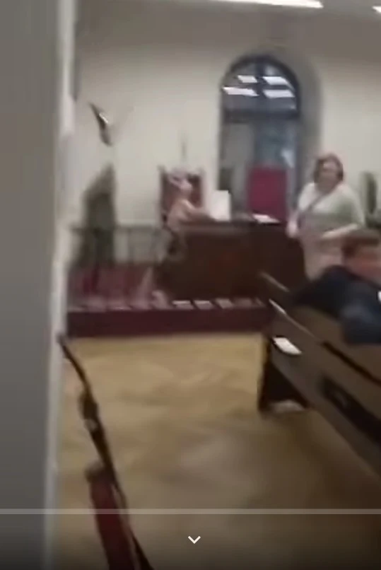 Na stop klatce ze spotkania w sali rozpraw dostrzec można nawet... gitarę