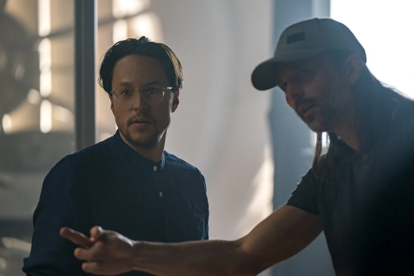 Cary Joji Fukunaga (L) i Linus Sandgren (P) na planie filmu "Nie czas umierać" Cary Joji Fukunaga (L) i Linus Sandgren (P) na planie filmu "Nie czas umierać"