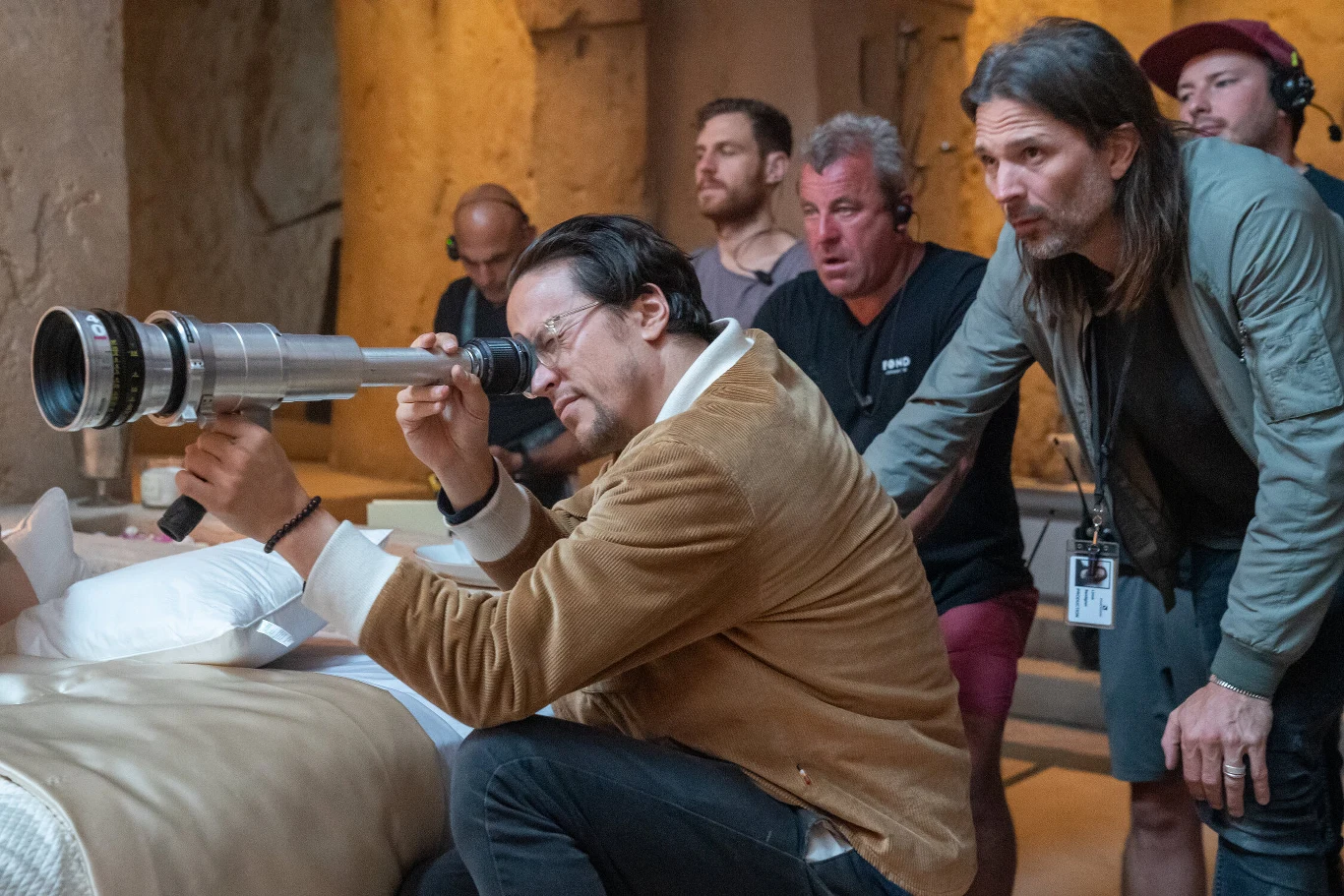 Cary Joji Fukunaga (C) i Linus Sandgren (P) na planie filmu "Nie czas umierać" Cary Joji Fukunaga (C) i Linus Sandgren (P) na planie filmu "Nie czas umierać"