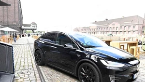 Samochody Tesla wciąż samodzielnie hamują na drogach 