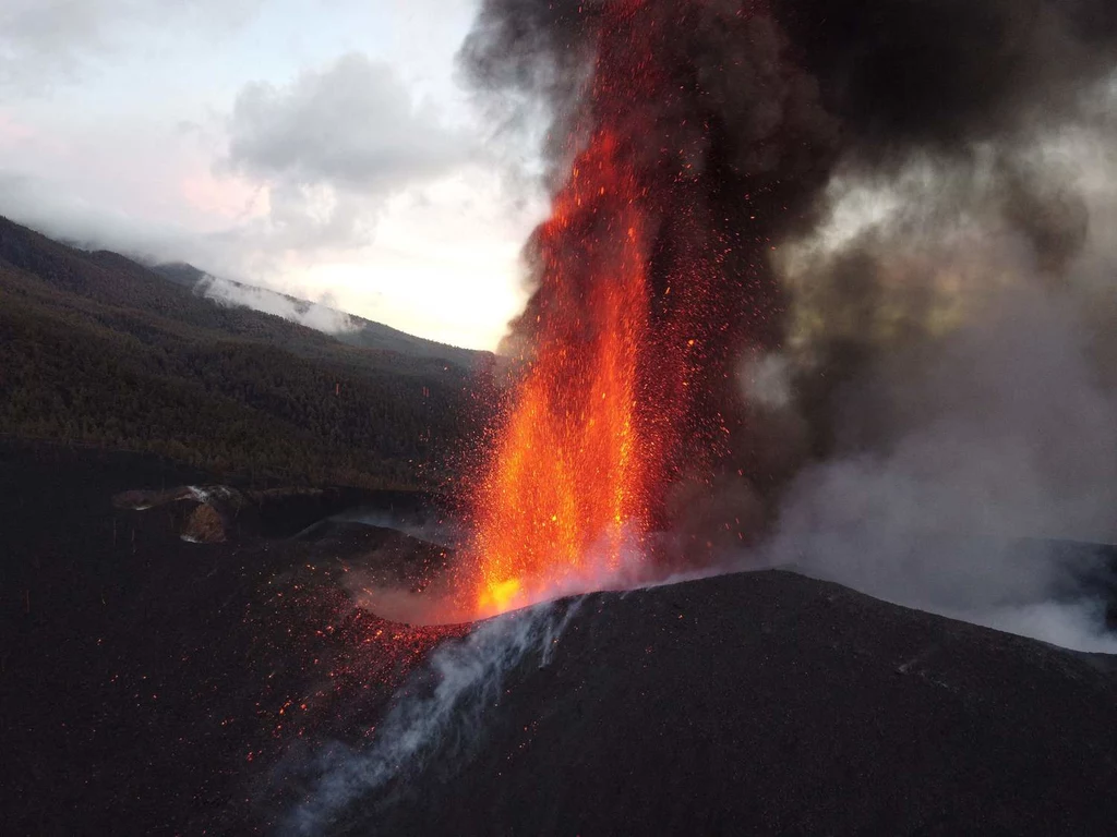Cumbre Vieja jest aktywny sejsmicznie, choć od pierwszej erupcji minęły ponad dwa miesiące