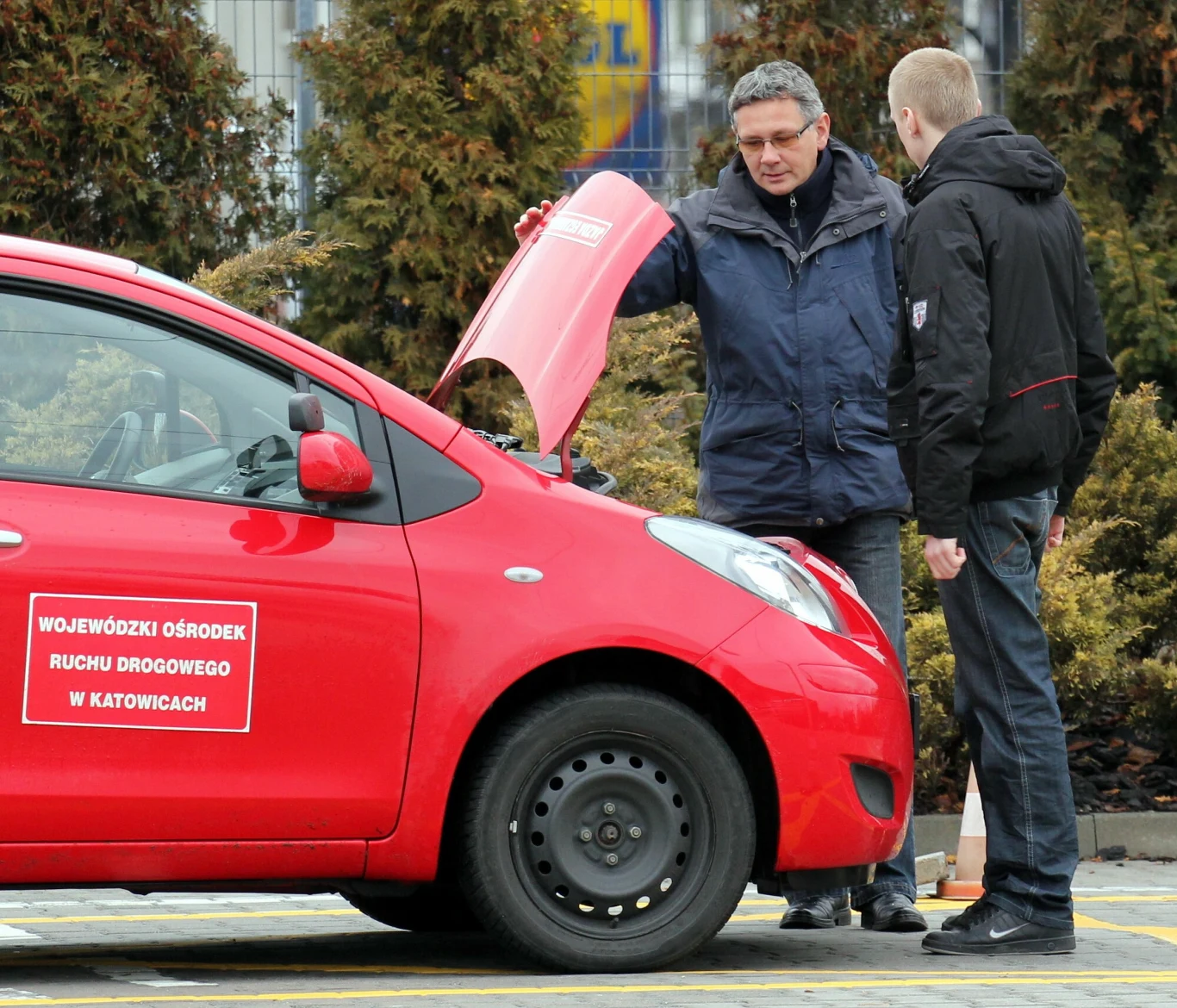 Gdy kandydat wykona wszystkie zadania, egzamin zostanie zaliczony. Dwa błędy albo stworzenie niebezpiecznej sytuacji na drodze to koniec praktycznego egzaminu na prawo jazdy. 