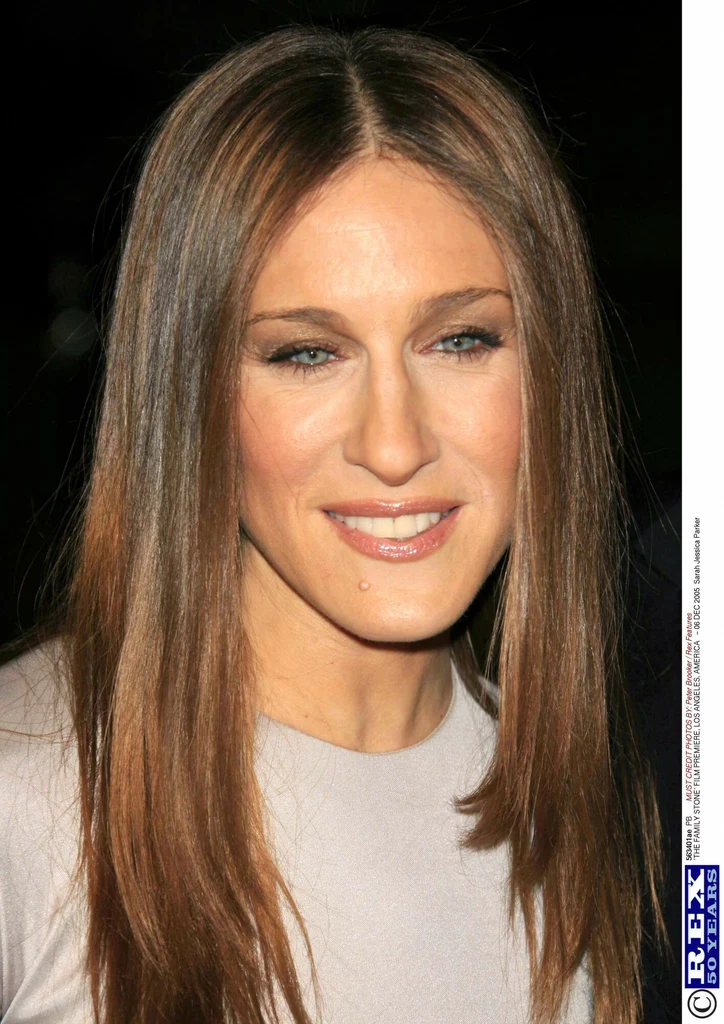 Sarah Jessica Parker w lśniących, prostych włosach