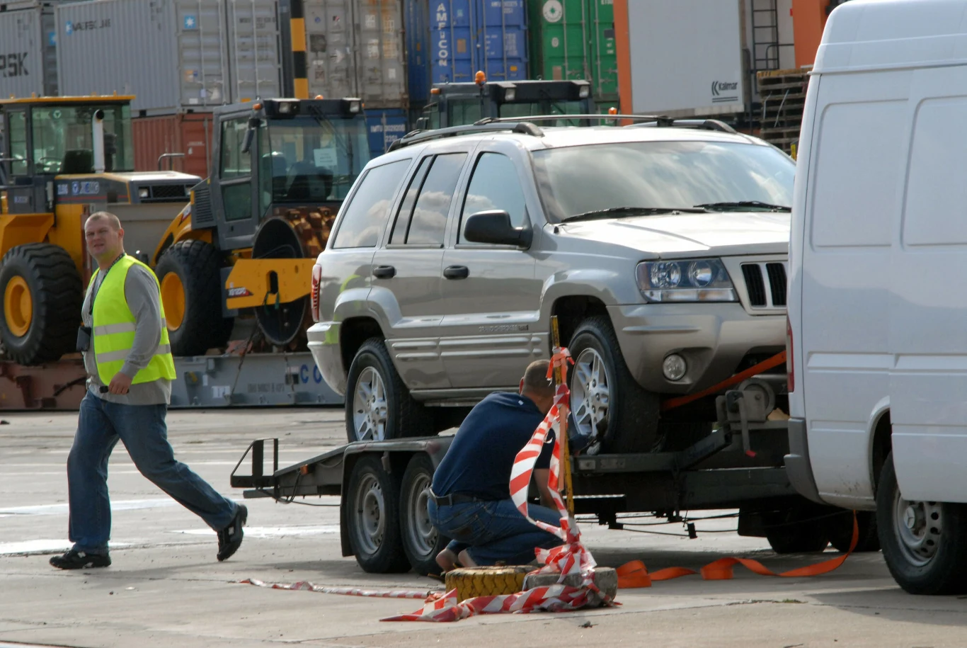 Osoba, która sprowadza auto z USA musi liczyć się z podatkami, opłatami i cłem. 