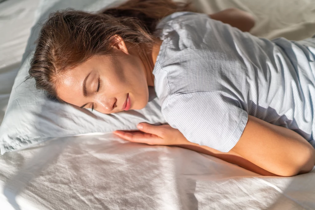 Specjaliści odradzają spanie na brzuchu