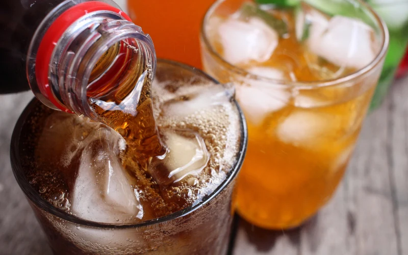 Na liście żywności wysoko przetworzonej znajdują się m.in. słodzone napoje gazowane