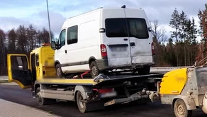 Jechał niesprawnym busem, a tablicę rejestracyjną wyciął z tektury