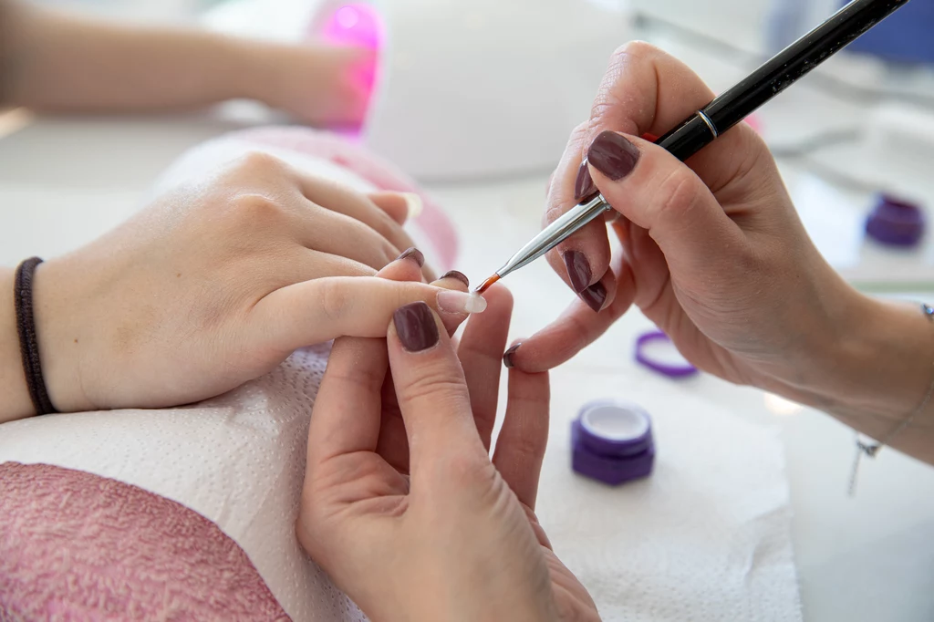 Manikiurzystka przekonuje, że zanim oddamy swoje paznokcie w ręce specjalistki powinnyśmy sprawdzić salon,  w którym pracuje 