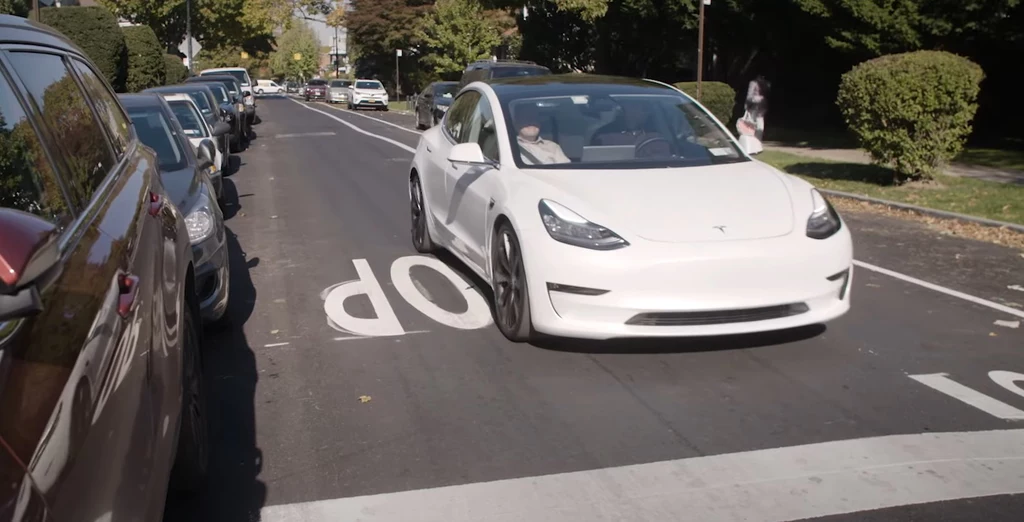 Autopilot Tesli ma jeszcze liczne niedociągnięcia.