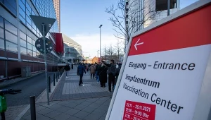 Zarzuty dla teologa, który podawał się za lekarza i szczepił ludzi na COVID-19