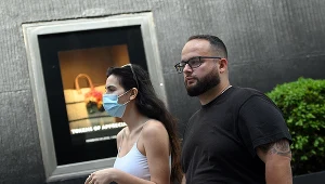 Zakażeń wśród zaszczepionych w USA jest więcej - podkreśla ekspert