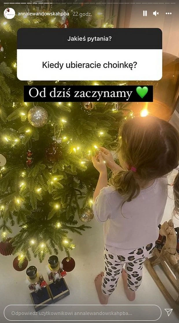 Klara Lewandowska ubiera choinkę