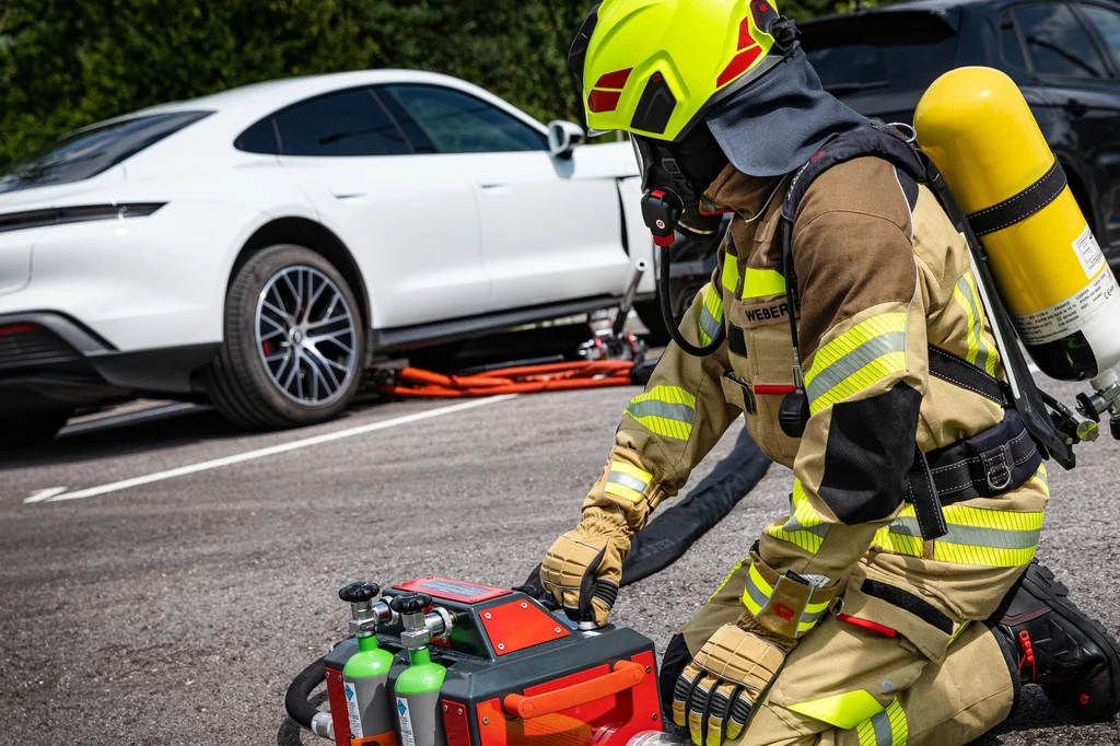 System gaszenia pożarów aut elektrycznych Rosenbauera