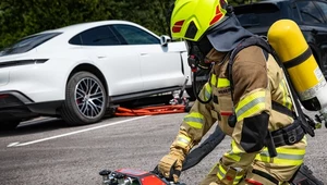 System gaszenia pożarów aut elektrycznych Rosenbauera