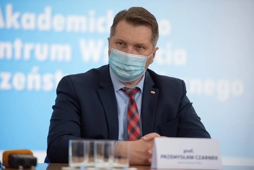Na briefingu minister edukacji i nauki wskazał, że edukacja klasyczna jest głównym z punktów realizowanej polityki oświatowej