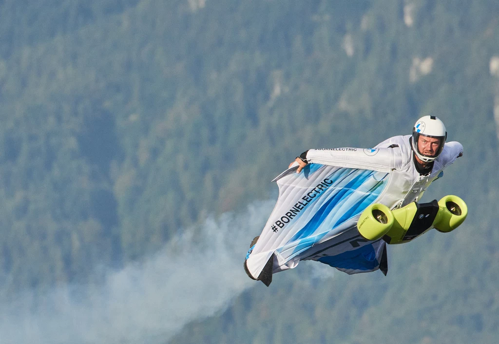 Zelektryfikowany wingsuit BMW