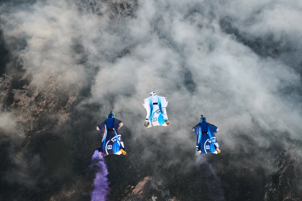 Zelektryfikowany wingsuit BMW