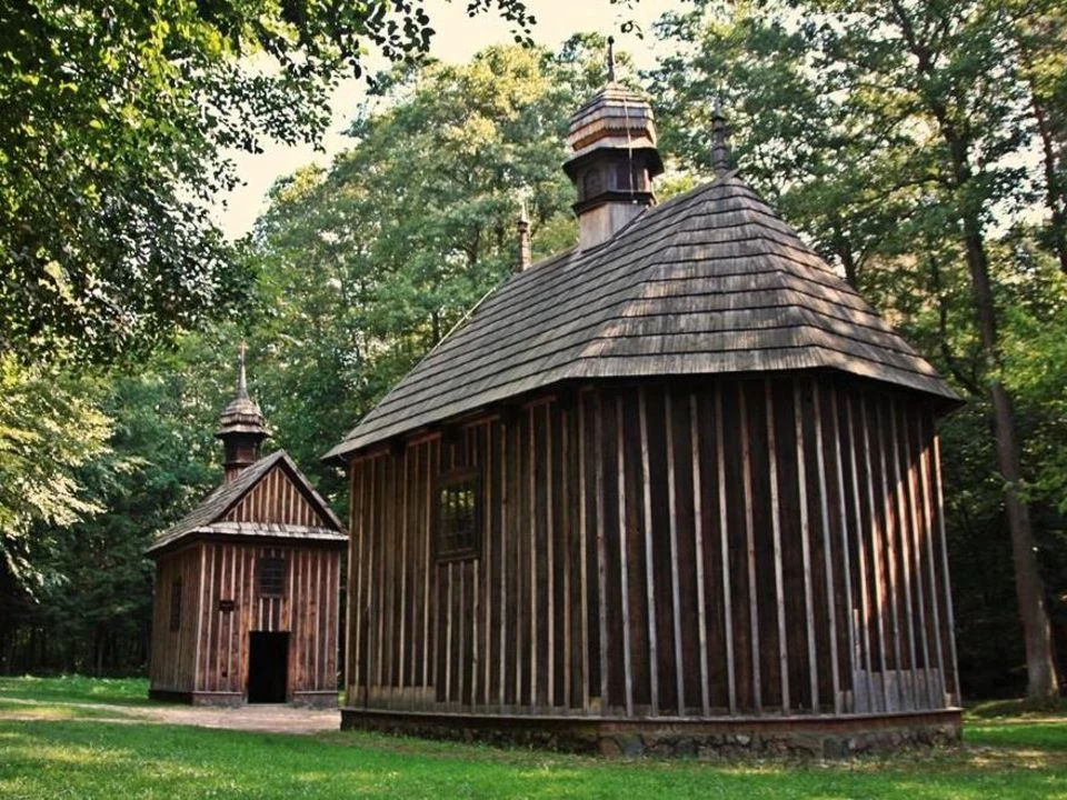 Na terenie Lasu Łagiewnickiego w Łodzi znajdują się wyjątkowe, zabytkowe kapliczki