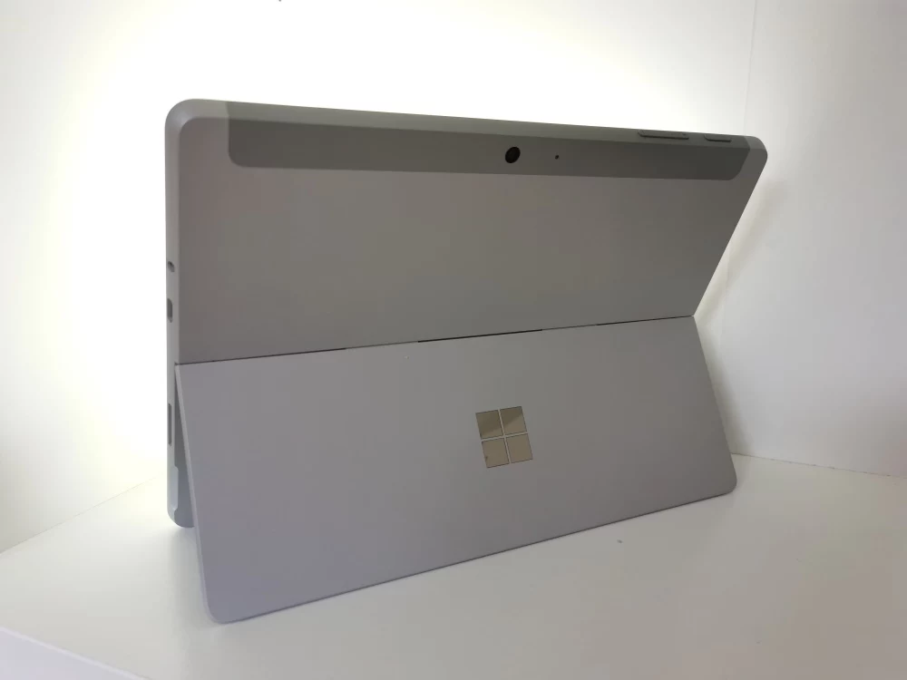 Surface Go 3 - tak prezentuje się tablet z tyłu