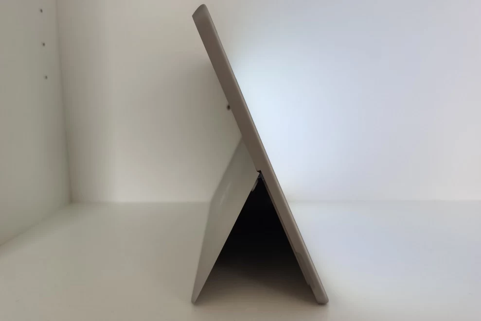 Surface Go 3 - tablet widziany z boku