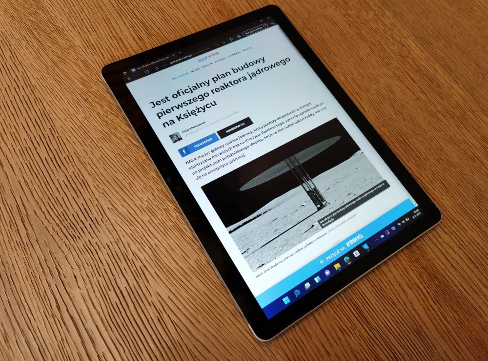 Surface Go 3 - czytanie stron WWW w wersji pionowej sprawdza się dobrze, jak to bywa w tabletach