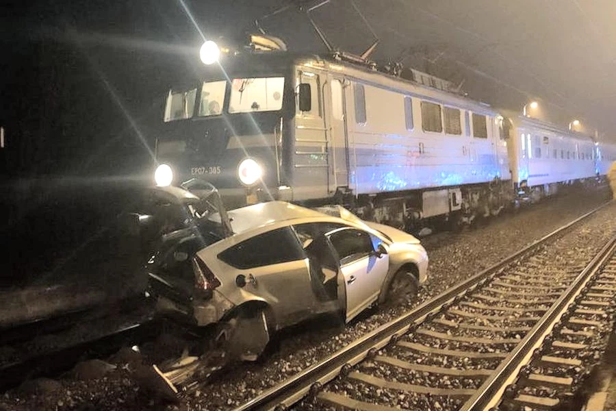 Kierująca wysiadła zanim pociąg uderzył w samochód