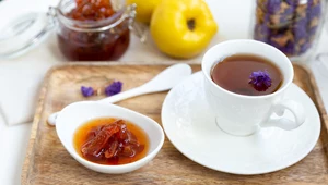 Herbata z pigwą i miodem rozgrzeje w zimowe dni