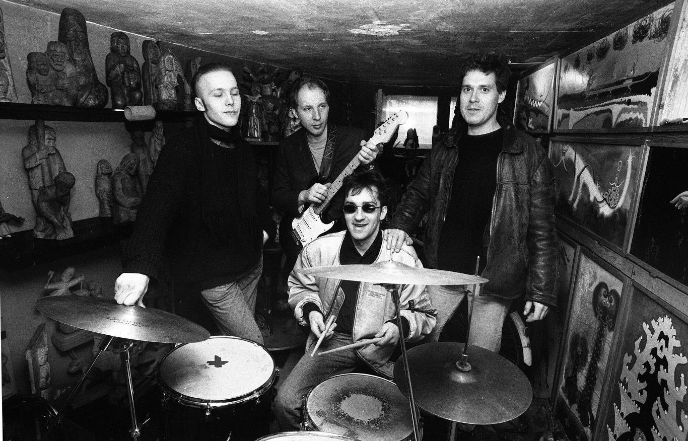 w 1989 roku z z Rafałem Kwaśniewskim i Piotrem Łojkiem założył zespół Elektryczne Gitary. Grupa do 2009 roku sprzedała ponad 1,5 mln płyt, a w czasie całej swojej kariery nagrała wiele przebojów. Na zdjęciu zespół w składzie: Piotr Łojek, Kuba Sienkiewicz, Tomasz Grochowalski, Robert Wrona