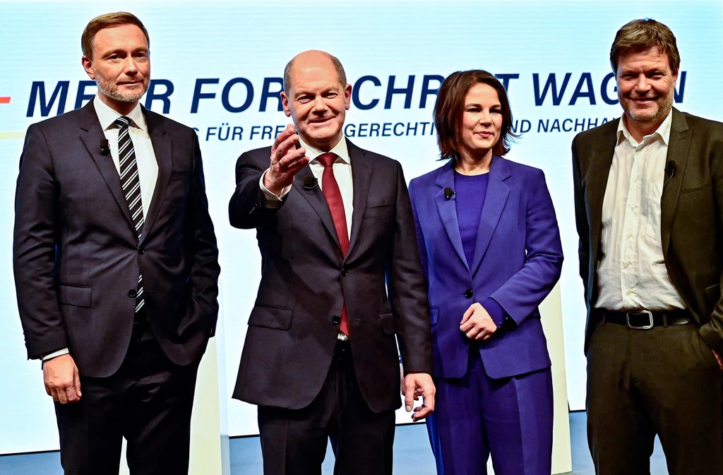 Od lewej: przewodniczący Wolnej Partii Demokratycznej Christian Linder, kandydat na kanclerza Olaf Scholz i współprzewodniczący Zielonych Annalena Baerbock i Robert Habeck