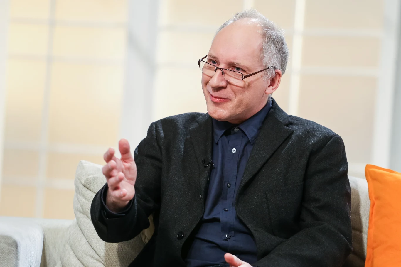 Chociaż znany głównie jako muzyk, Kuba Sienkiewicz z zawodu jest lekarzem neurologiem. Pracę w zawodzie lekarza rozpoczął w roku 1986 w Centralnym Szpitalu Klinicznym Warszawskiej Akademii Medycznej. W doktoracie i w działalności naukowej zajmował się badaniami elektrofizjologicznymi w chorobie Parkinsona. Mimo swojej muzycznej pasji, wciąż pracuje w zawodzie i przyjmuje pacjentów.