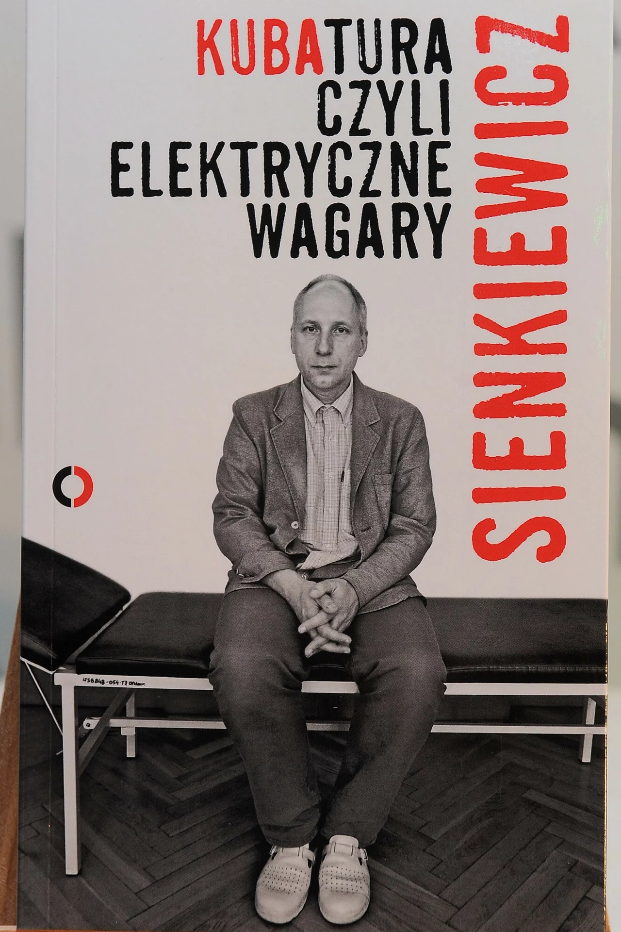 Kuba Sienkiewicz wydał także kilka albumów solowych, wydał autobiograficzną powieść, pt. "Kubatura, czyli elektryczne wagary" oraz napisał muzykę do m.in. obu części "Kilera" Juliusza Machulskiego. Sienkiewicz ma także na koncie występy przed kamerą, m.in w filmach "Chłopaki nie płaczą" oraz "Poranek Kojota" Olafa Lubaszenki, w których wcielił się w rolę... lekarza. Kuba Sienkiewicz wydał także kilka albumów solowych, wydał autobiograficzną powieść, pt. "Kubatura, czyli elektryczne wagary" oraz napisał muzykę do m.in. obu części "Kilera" Juliusza Machulskiego. Sienkiewicz ma także na koncie występy przed kamerą, m.in w filmach "Chłopaki nie płaczą" oraz "Poranek Kojota" Olafa Lubaszenki, w których wcielił się w rolę... lekarza.