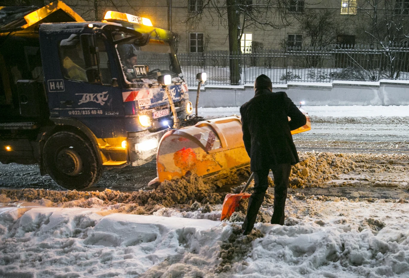 Warszawscy drogowcy stale moniturują warunki pogodowe jak i stan nawierzchni dróg. Warszawscy drogowcy stale moniturują warunki pogodowe jak i stan nawierzchni dróg.