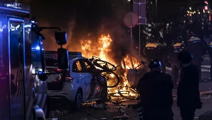 Płonący samochód podczas protestu w Rotterdamie