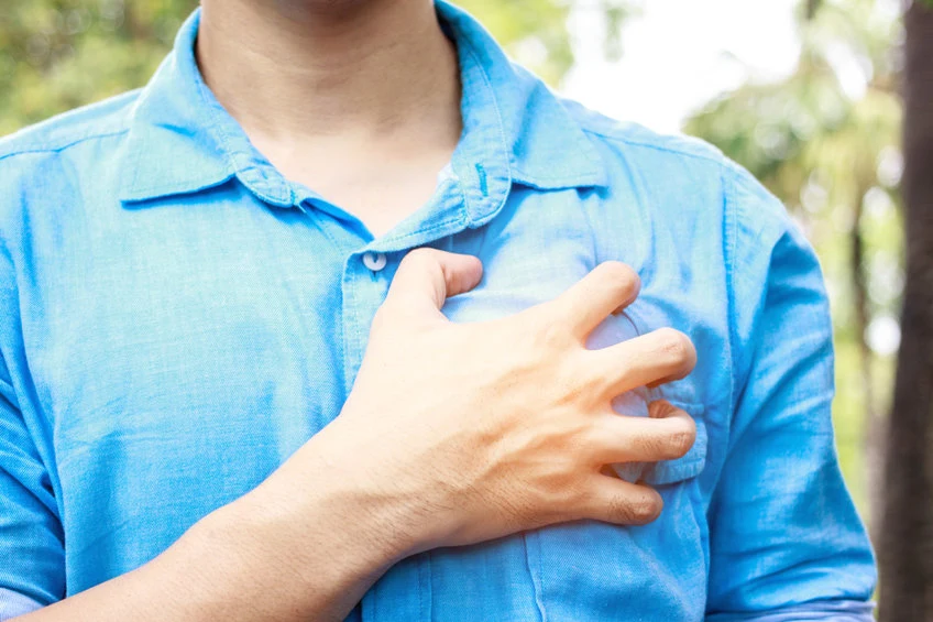 Adrenalina powstająca w wyniku stresu pobudza serce. Jej długotrwałe działanie może osłabiać narząd