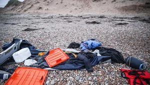 Rzeczy migrantów, którzy zatonęli w wodach kanału La Manche