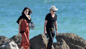 Mick Jagger na plaży ze swoją dziewczyną. Jest od niego 40 lat młodsza