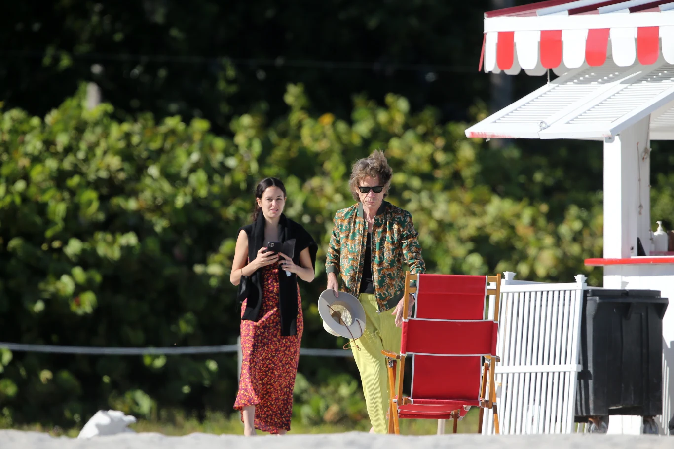 Krótko po wizycie na plaży Jagger wrócił do swoich scenicznych obowiązków.