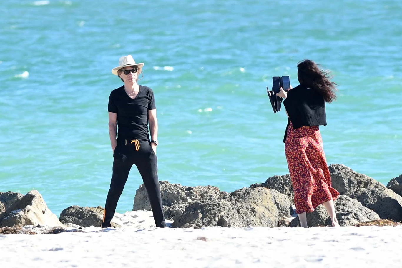 W czasie krótkiego pobytu na plaży, Mick Jagger zapozował dla swojej dziewczyny, a ta wykonała mu kilka zdjęć.