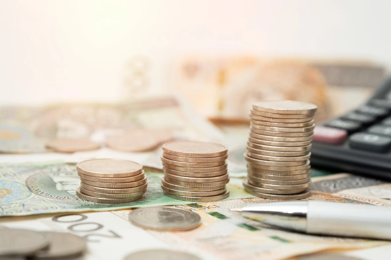 Sprzedający auto musi zapłacić podatek, gdy zbywa go przed upływem 6 miesięcy od zakupu. Sprzedający auto musi zapłacić podatek, gdy zbywa go przed upływem 6 miesięcy od zakupu.