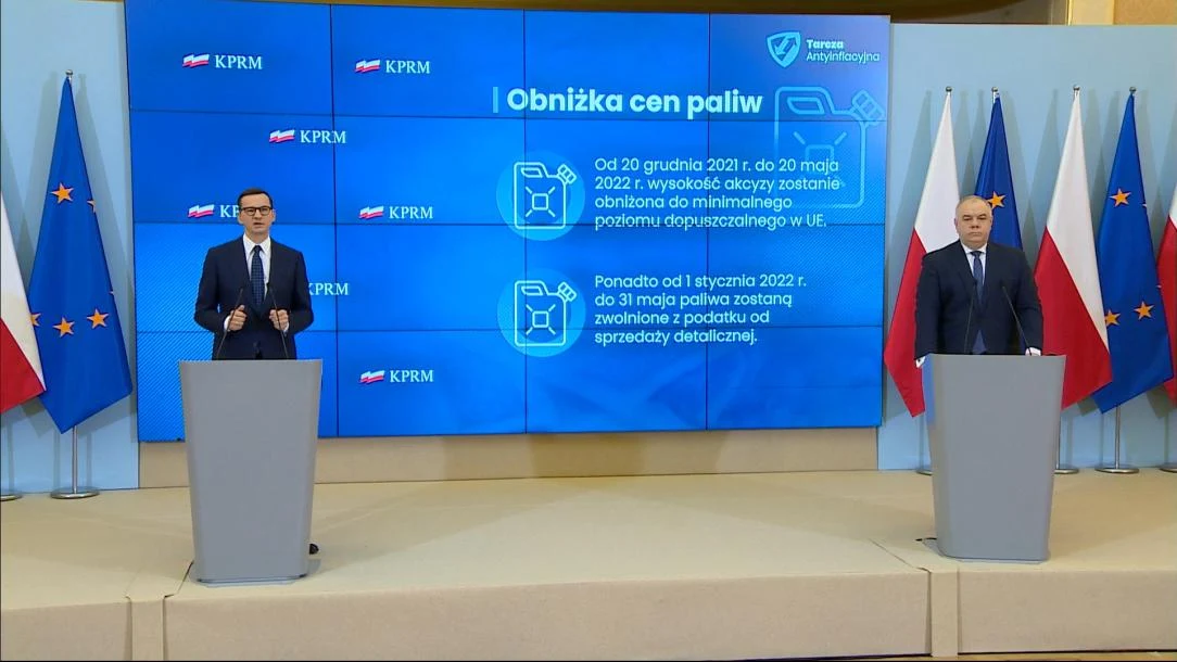 Premier Mateusz Morawiecki i minister aktywów państwowych Jacek Sasin o obniżkach cen paliw, VAT na gaz i braku akcyzy na energię poinformowali na konferencji prasowej. Premier Mateusz Morawiecki i minister aktywów państwowych Jacek Sasin o obniżkach cen paliw, VAT na gaz i braku akcyzy na energię poinformowali na konferencji prasowej.